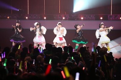 今年2月に東京・東京国際フォーラム ホールAで行われた「ももいろクローバーZ ももクロくらぶxoxo ～バレンタイン DE NIGHT だぁ～Z！」の様子。