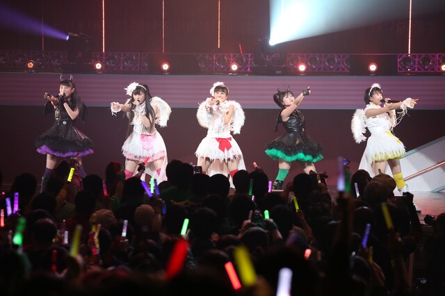 今年2月に東京・東京国際フォーラム ホールAで行われた「ももいろクローバーZ ももクロくらぶxoxo ～バレンタイン DE NIGHT だぁ～Z！」の様子。