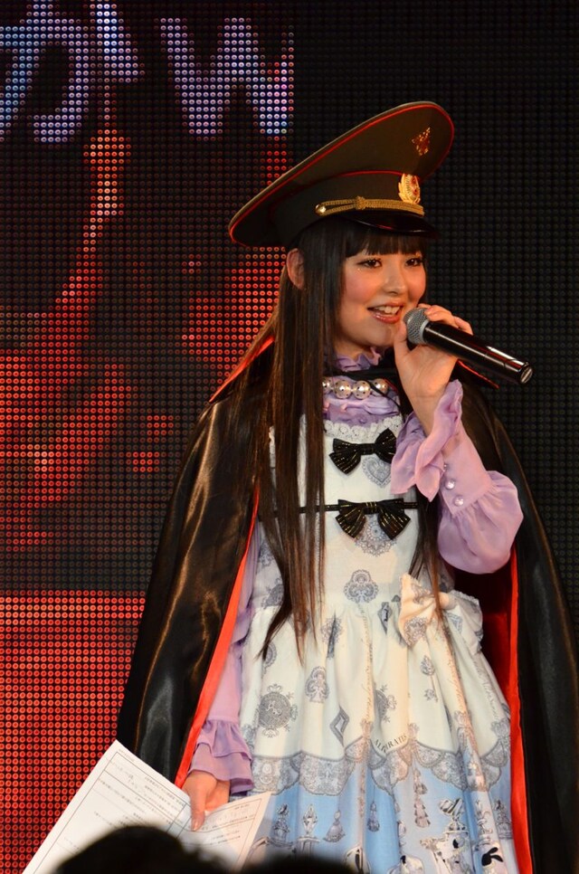 軍服姿の上坂すみれ。