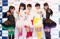 イベント前の記者会見では「かわいさ全開で行く」と予告していたももクロだが、ライブではいつも通りの気迫あふれるパフォーマンスを見せた。