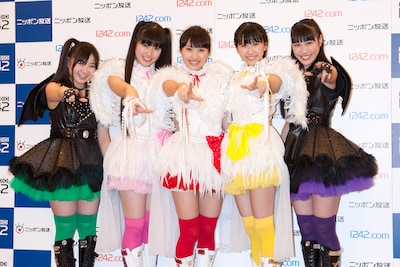 イベント前の記者会見では「かわいさ全開で行く」と予告していたももクロだが、ライブではいつも通りの気迫あふれるパフォーマンスを見せた。