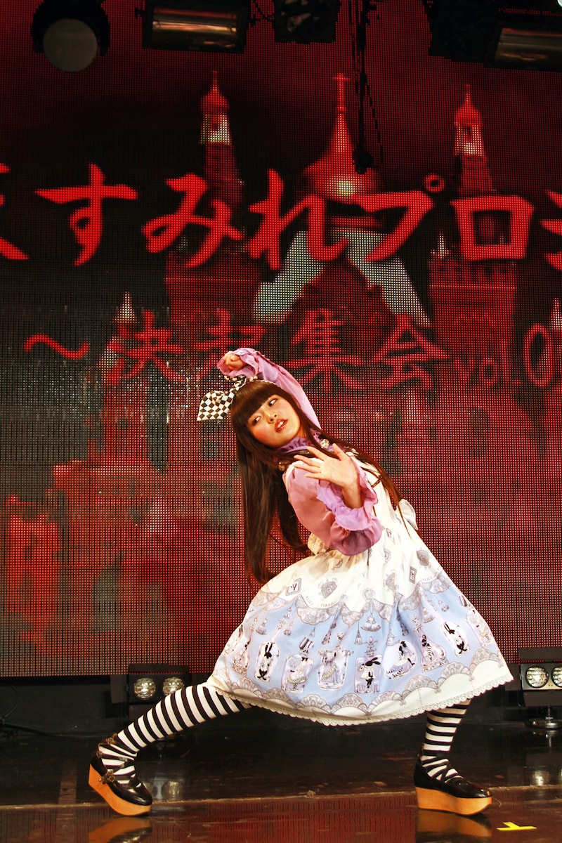 カッコいいポーズを決める上坂すみれ。