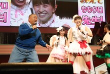 「みんなと色がカブっちゃいけないから、あかりちゃん（元メンバー早見あかり）の色で来た」と青い服で登場した松村邦洋（写真左端）。