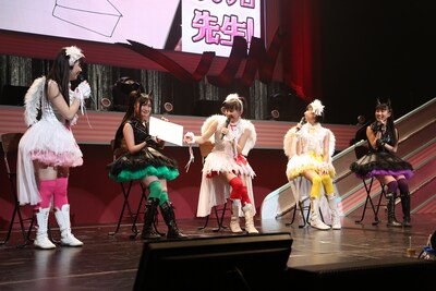 椅子に座ってのトークの様子。