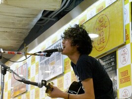 忘れらんねえよ・柴田、タワレコ新宿で全身全霊弾き語り