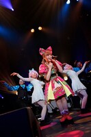 きゃりーぱみゅぱみゅ「100%KPP WORLD TOUR 2013」パリ公演の様子。（撮影：石井亜希）