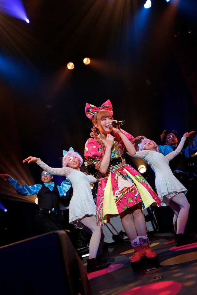 きゃりーぱみゅぱみゅ「100%KPP WORLD TOUR 2013」パリ公演の様子。（撮影：石井亜希）