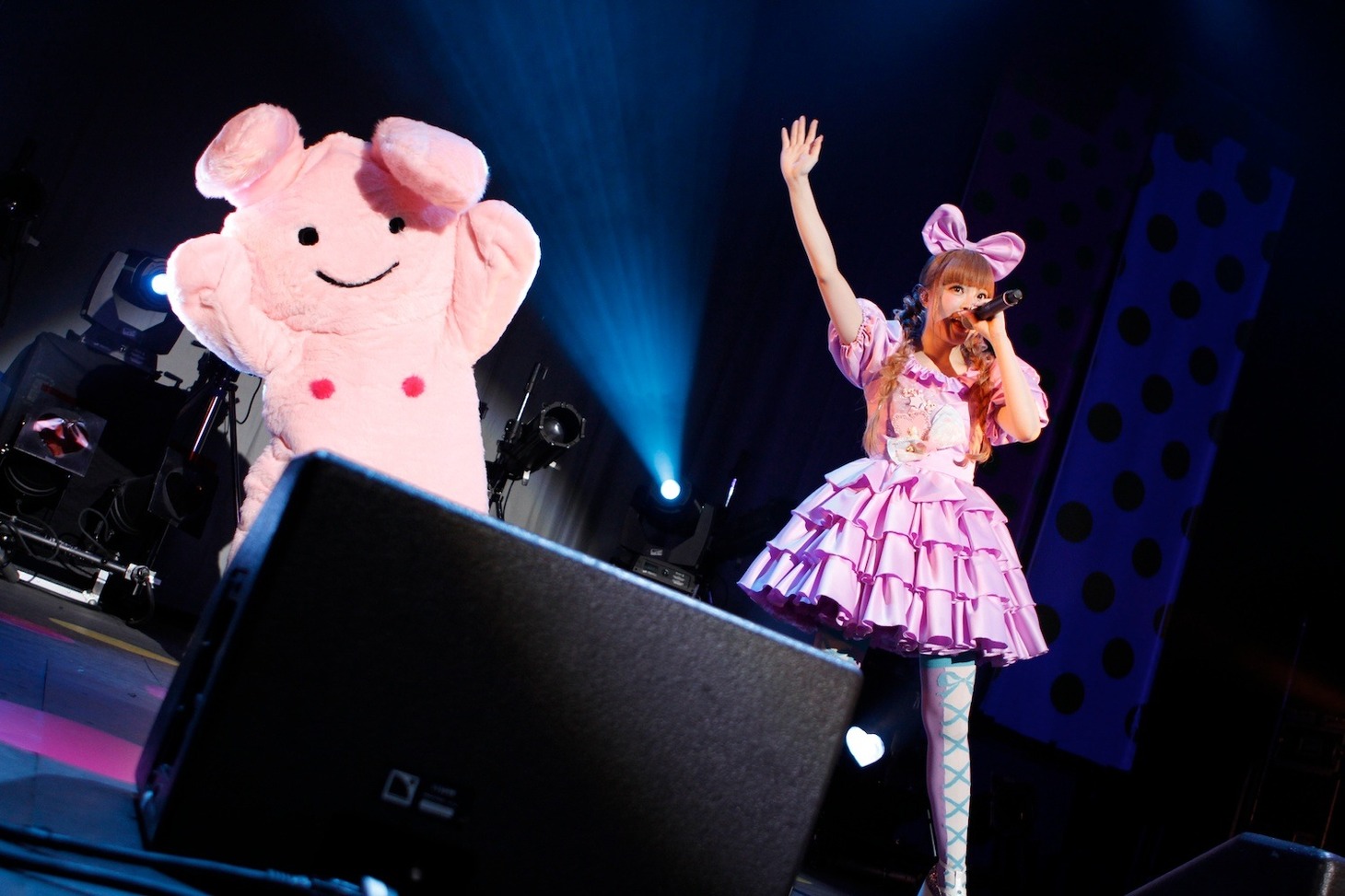 きゃりーぱみゅぱみゅ「100%KPP WORLD TOUR 2013」パリ公演の様子。（撮影：石井亜希）