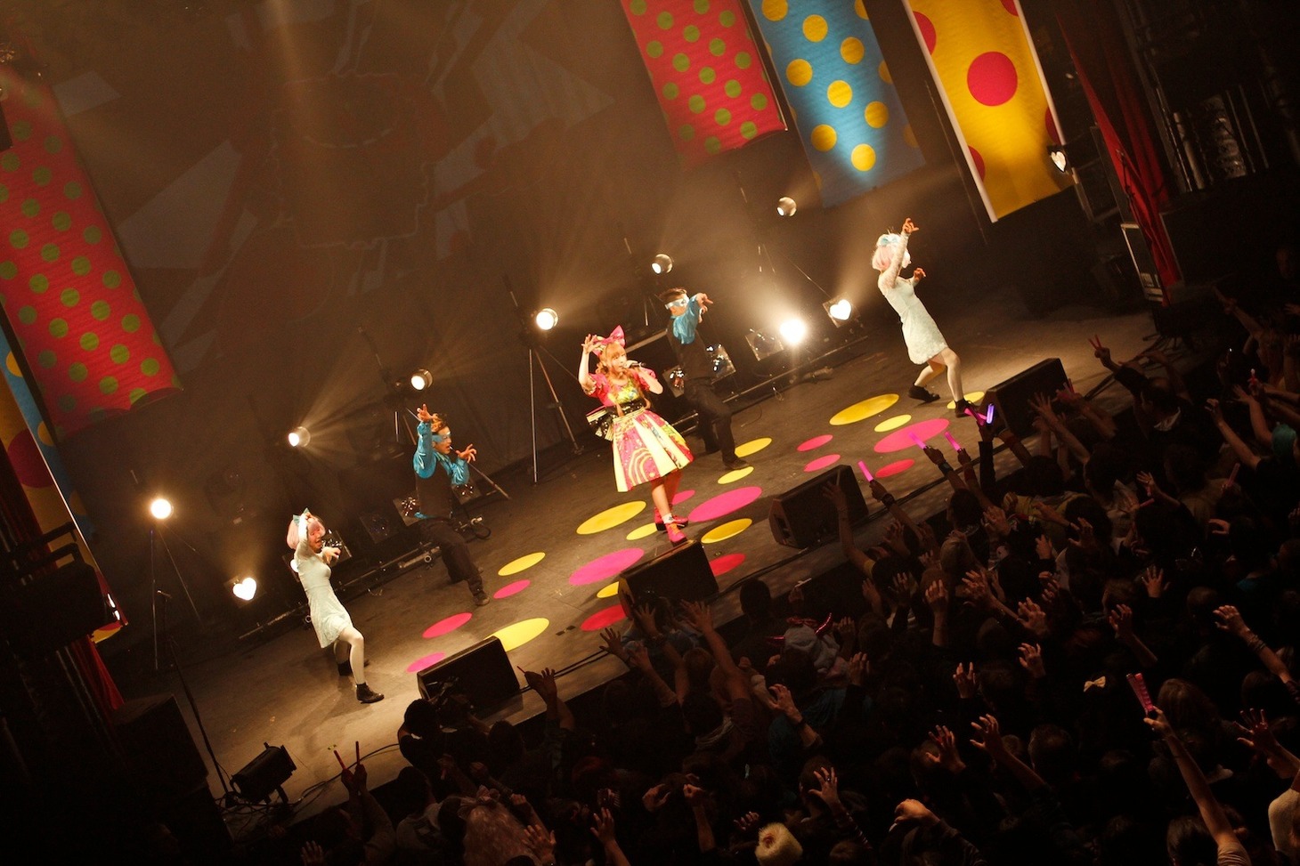 きゃりーぱみゅぱみゅ「100%KPP WORLD TOUR 2013」パリ公演の様子。（撮影：石井亜希）