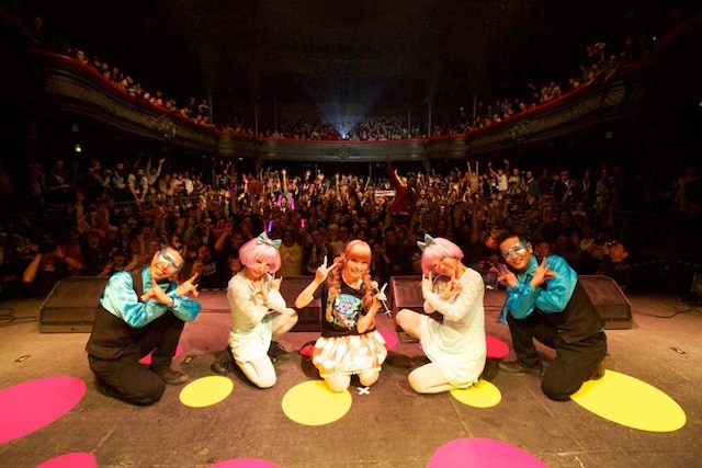 きゃりーぱみゅぱみゅ「100%KPP WORLD TOUR 2013」パリ公演の様子。（撮影：石井亜希）