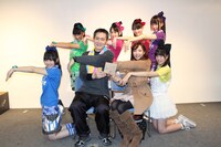 シングル「乙女受験戦争」の7777枚目を購入したファンと「7」のポーズで記念撮影。（photo：アラキシン）