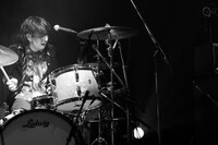 岡本啓佑（Dr）（撮影：森下友加里）