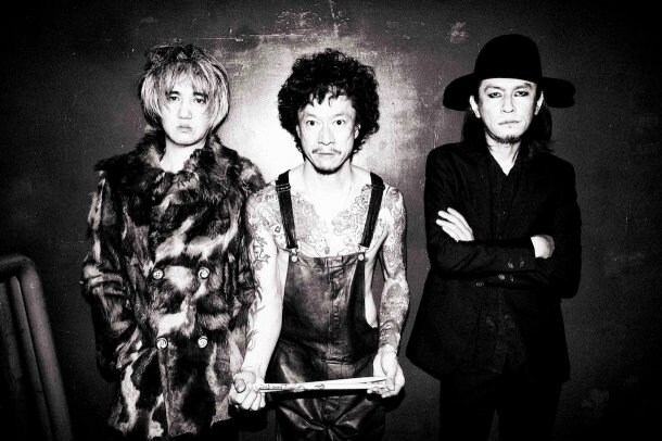 THE GOLDEN WET FINGERS