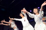 ハナエとバンドじゃないもん！による「ハナエじゃないもん！」のライブの様子。