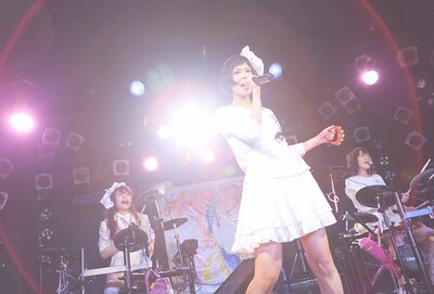 ハナエとバンドじゃないもん！による「ハナエじゃないもん！」のライブの様子。