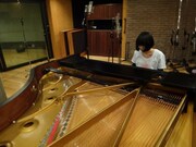 レコーディング中の小南泰葉。