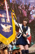 優勝旗を掲げる篠田麻里子。