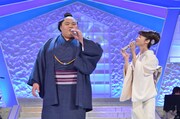 「LA・LA・LA LOVE SONG」をデュエットする舛ノ山と香西かおり。