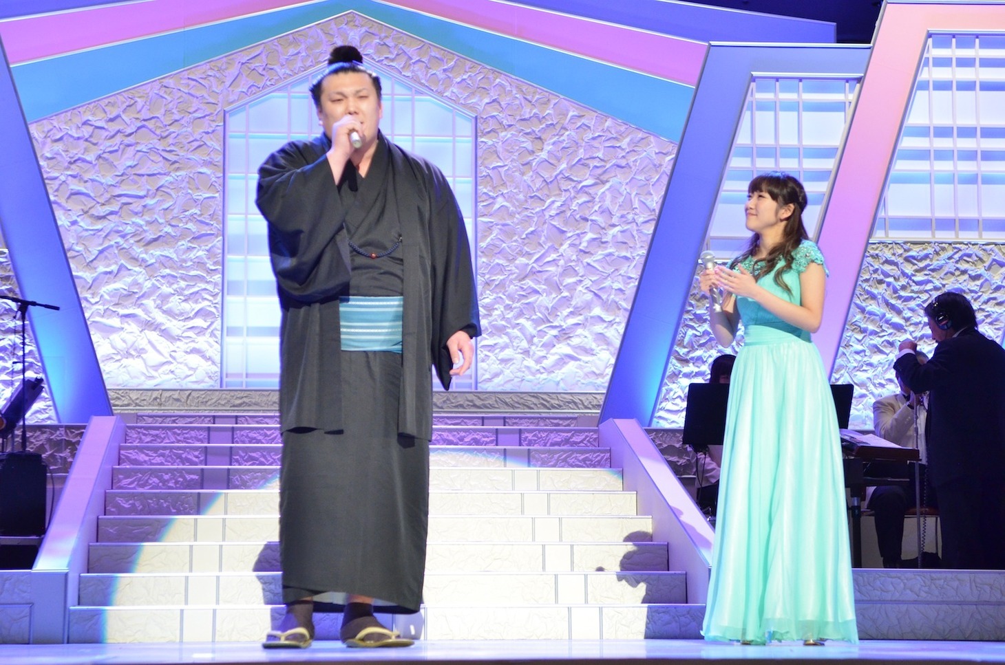 「居酒屋」を歌う勢と森山愛子。