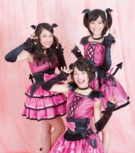 「こあくまるんです」の衣装を披露するおはガールちゅ！ちゅ！ちゅ！。