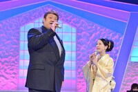 「別れても好きな人」をデュエットする坂本冬美と錦戸親方。