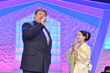 「別れても好きな人」をデュエットする坂本冬美と錦戸親方。