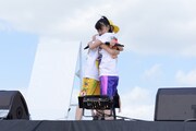 抱き合う玉井詩織と高城れに。