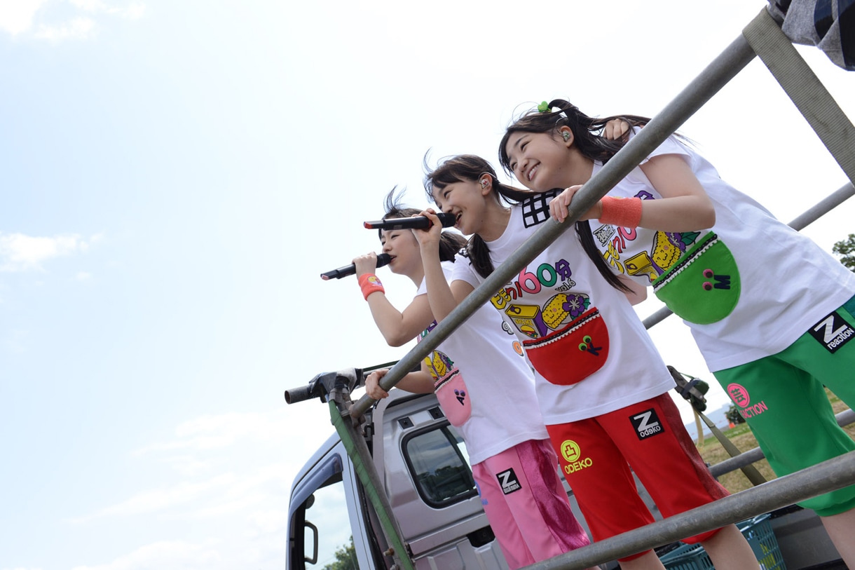 トラックの荷台で歌う佐々木彩夏、百田夏菜子、有安杏果。