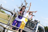 トラックの荷台で歌う高城れに＆玉井詩織。