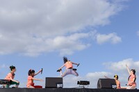 「独占！ももクノ60分 vol.6」第2部より。高城れにのえびぞりジャンプ。