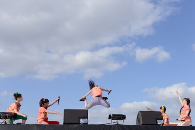 「独占！ももクノ60分 vol.6」第2部より。高城れにのえびぞりジャンプ。