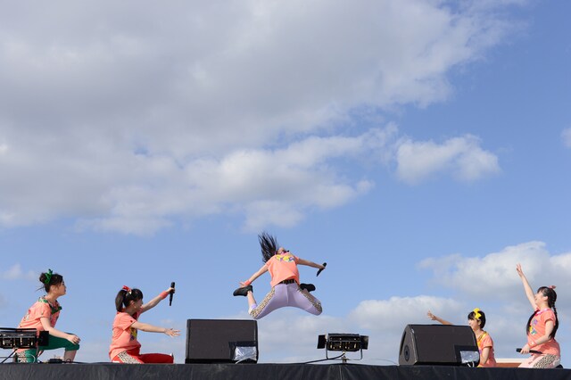 「独占！ももクノ60分 vol.6」第2部より。高城れにのえびぞりジャンプ。