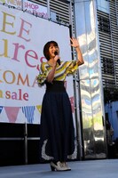 観衆の声援に応える小松未可子。