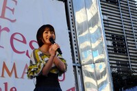 軽快なトークを繰り広げる小松未可子。