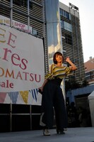 ハルク・ホーガンばりのポーズで観客を煽る小松未可子。