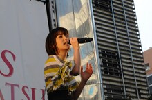 ラストナンバー「アンブレラ」を熱唱する小松未可子。