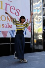 奇妙なポーズを決める小松未可子。