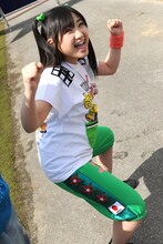 「独占！ももクノ60分 vol.6」第1部終盤には、ほかのメンバーと一緒にローラのモノマネも披露した有安杏果。