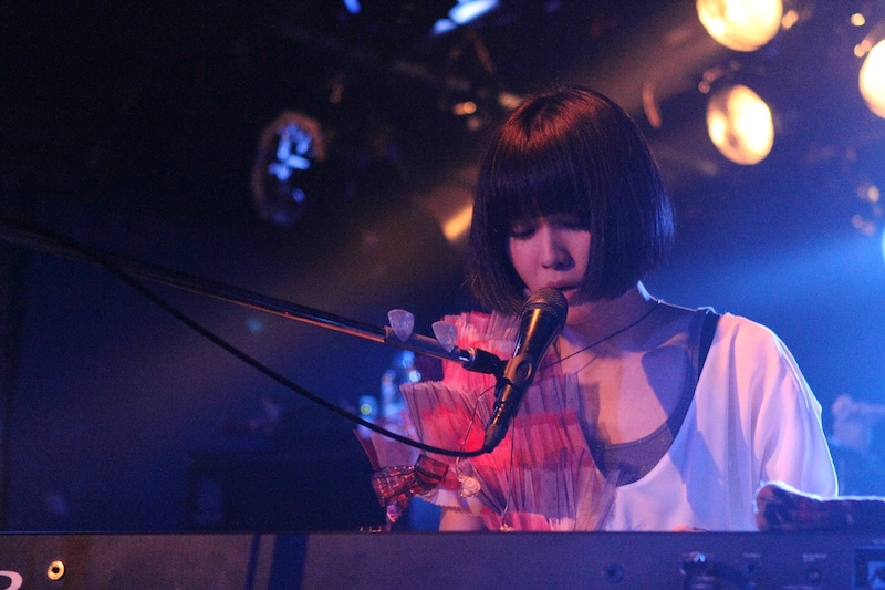 「小南泰葉 LIVE TOUR 2013 "コペルニクス的転回"」新宿LOFT公演の様子。（撮影：尾形隆夫）