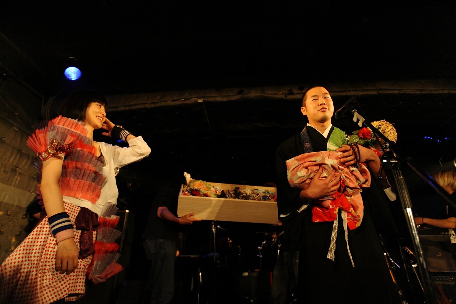 小南泰葉と、ワラミを抱く天台宗常行寺の副住職。（撮影：尾形隆夫）