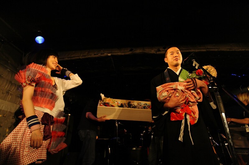 小南泰葉と、ワラミを抱く天台宗常行寺の副住職。（撮影：尾形隆夫）