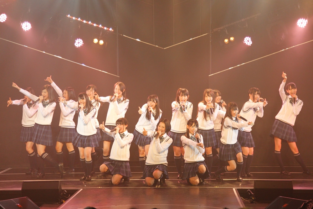 HKT48チームH「手をつなぎながら」公演千秋楽の様子。