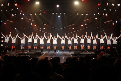 HKT48チームH「手をつなぎながら」公演千秋楽の様子。