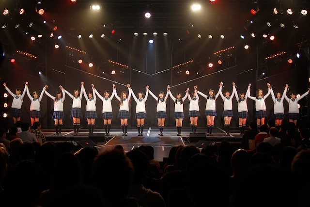 HKT48チームH「手をつなぎながら」公演千秋楽の様子。
