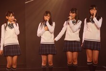 HKT48チームH「手をつなぎながら」公演千秋楽の様子。
