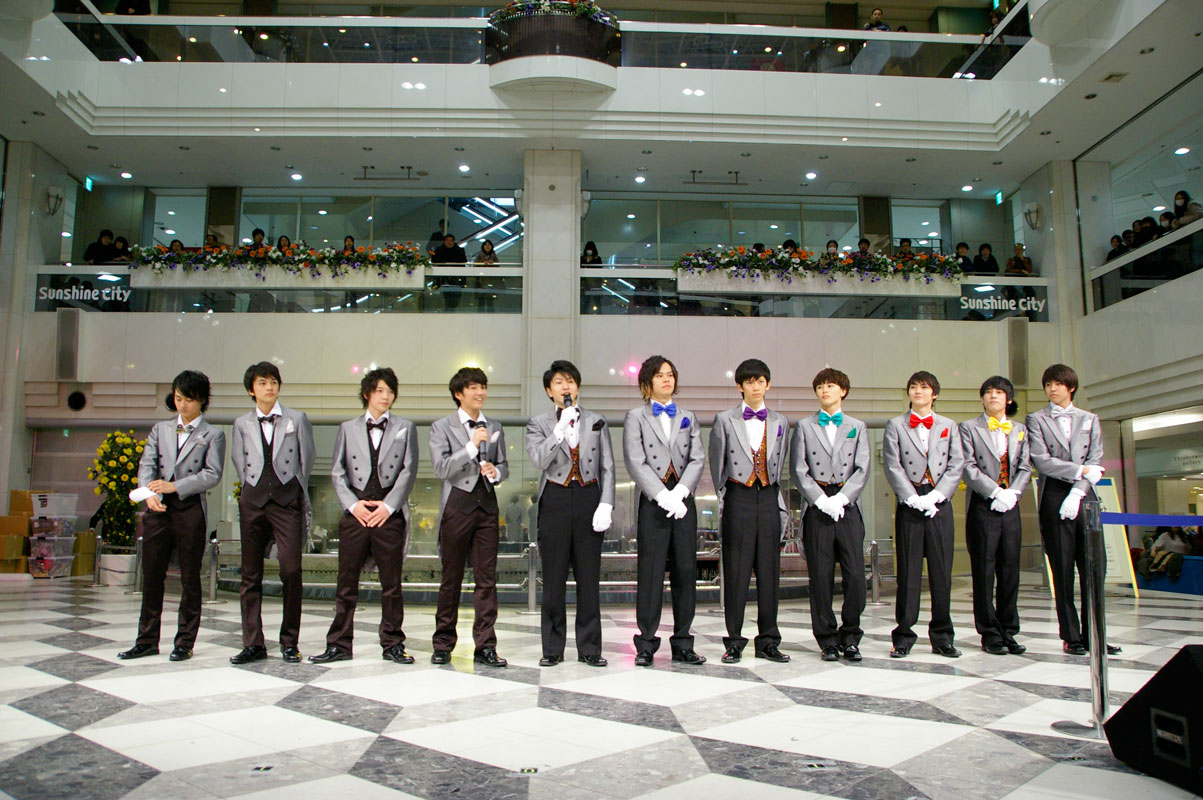 2月16日に東京・池袋サンシャインシティ噴水広場で行われたDISH//と超特急のイベントの様子。