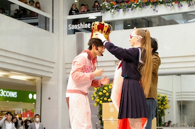 ソロ曲を勝ち取り、遠藤に王冠をかぶせてもらうMASAKI。