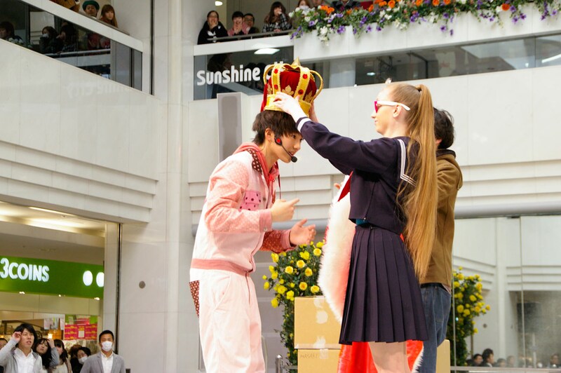 ソロ曲を勝ち取り、遠藤に王冠をかぶせてもらうMASAKI。