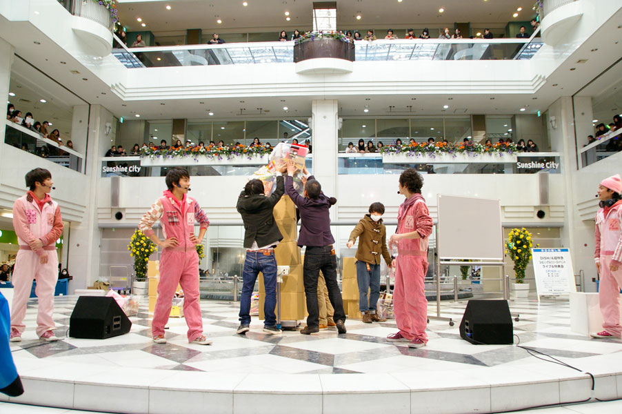 ステージに運び込まれたチョコレートの山に驚くDISH//メンバー。