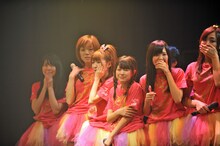 メジャーデビューが決定し、うれし涙を流すLinQメンバーたち。